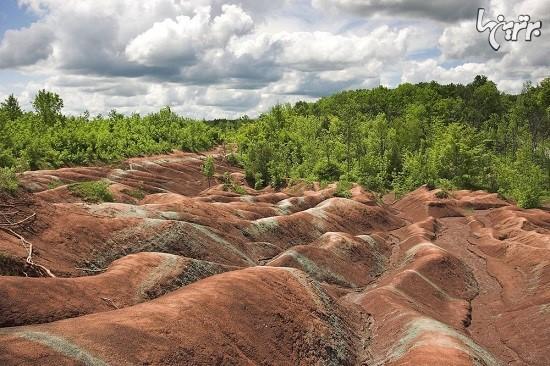 تپه های قرمز دیدنی با رگه های سبز در کانادا