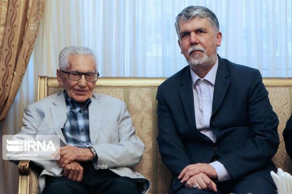 خبرنگاران صالحی صد سالگی استاد احمد سمیعی گیلانی را شادباش گفت